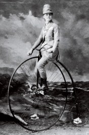 Elsa von Blumen, amerikanische Radfahrerin in einem interessanten Fahrradkostüm, 1889.