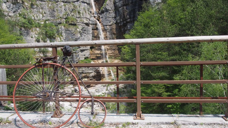 Schöne Wasserfälle am Weg