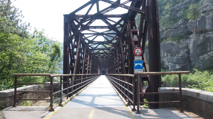 163 Meter langes Eisenviadukt über den Fluss Fella