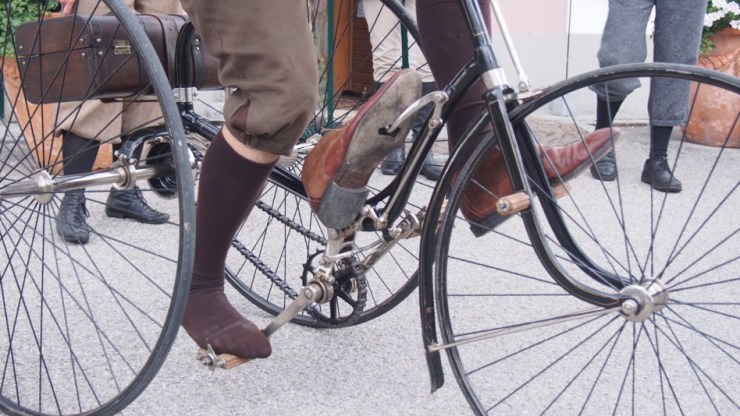 Juliens Schuh hängt an Konrads Bremse fest...