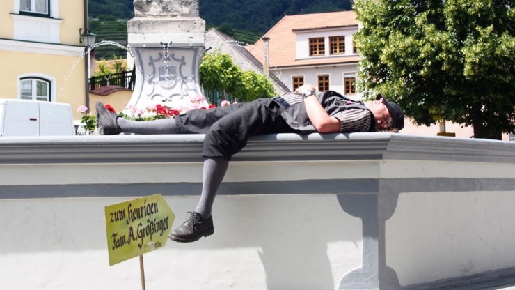 Mittagspause in Spitz: Die einen schlafen, die anderen reparieren.